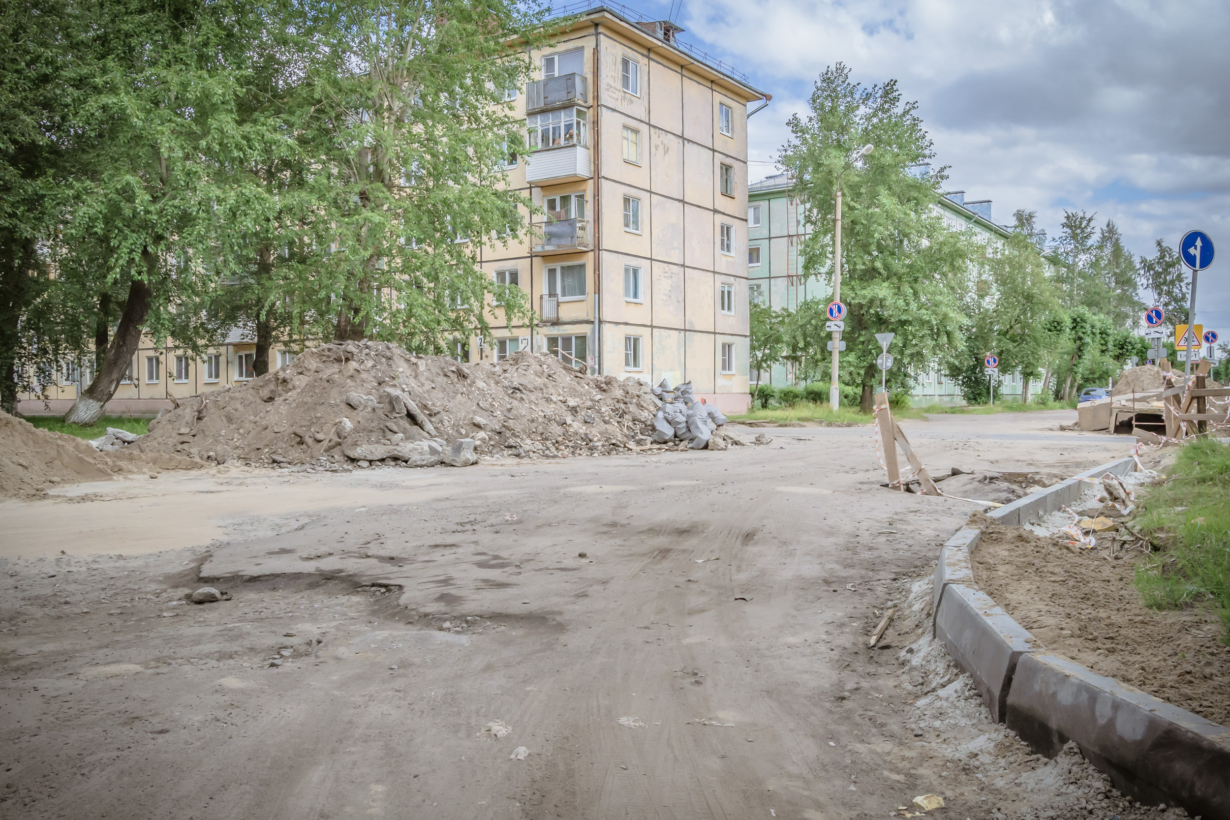 В Северодвинске на улице Мира устанавливают бордюрный камень